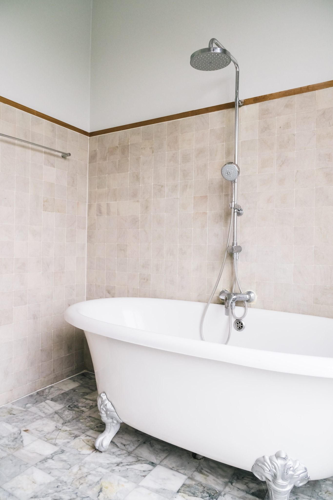 bathtub-decoration-bathroom-min